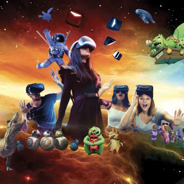 Menschen mit VR-Brillen tauchen in eine bunte virtuelle Abenteuerwelt bei 7th Space Dresden ein, umgeben von Astronauten, Fantasiefiguren und Spielen